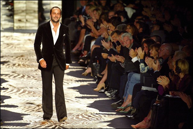 Tom Ford no desfile primavera-verão 2003 da Yves Saint Laurent em Paris