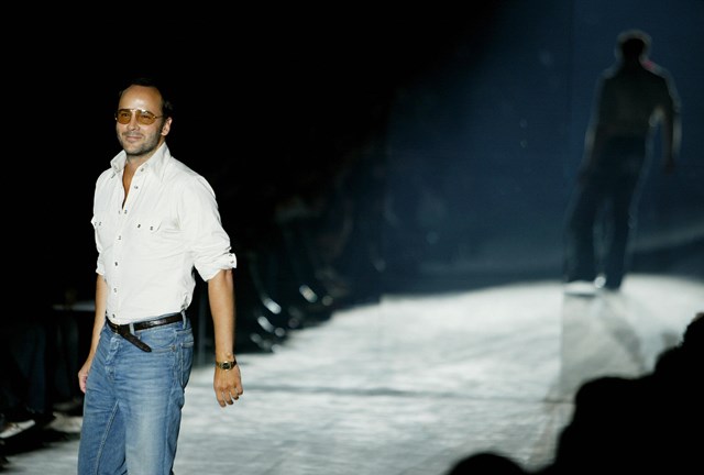 Tom Ford no desfile primavera-verão 2004 da Gucci em Milão