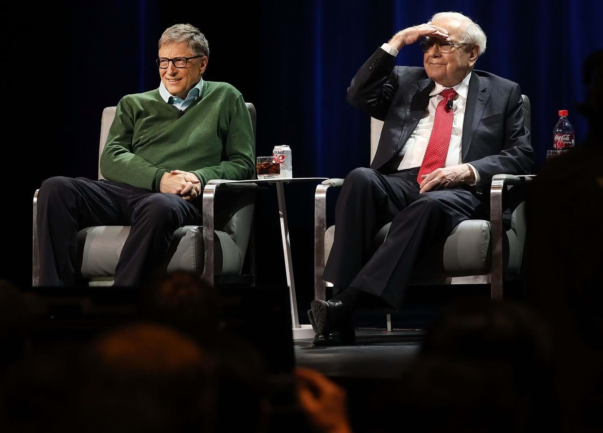 Bill Gates e Warren Buffett num evento organizado pela Columbia Business School em 2017, em Nova Iorque