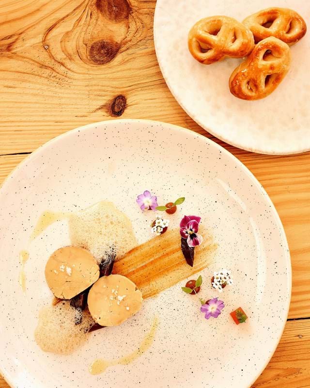 Foie Gras com Ameixas de Elvas e Pretzel de Brioche