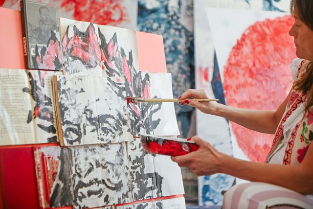 Maísa Champalimaud a pintar o retrato de Luís de Camões