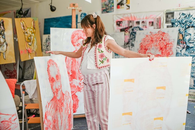 Maísa Champalimaud a escolher quadros para a exposição