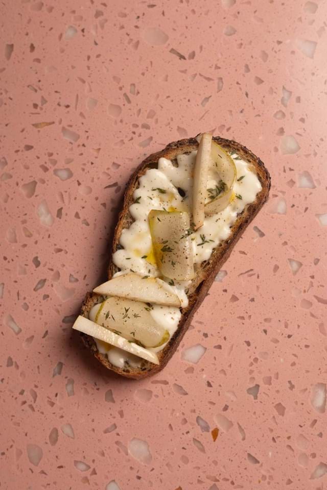Tosta de Ricota de Queijo de Cabra e Pêra Rocha