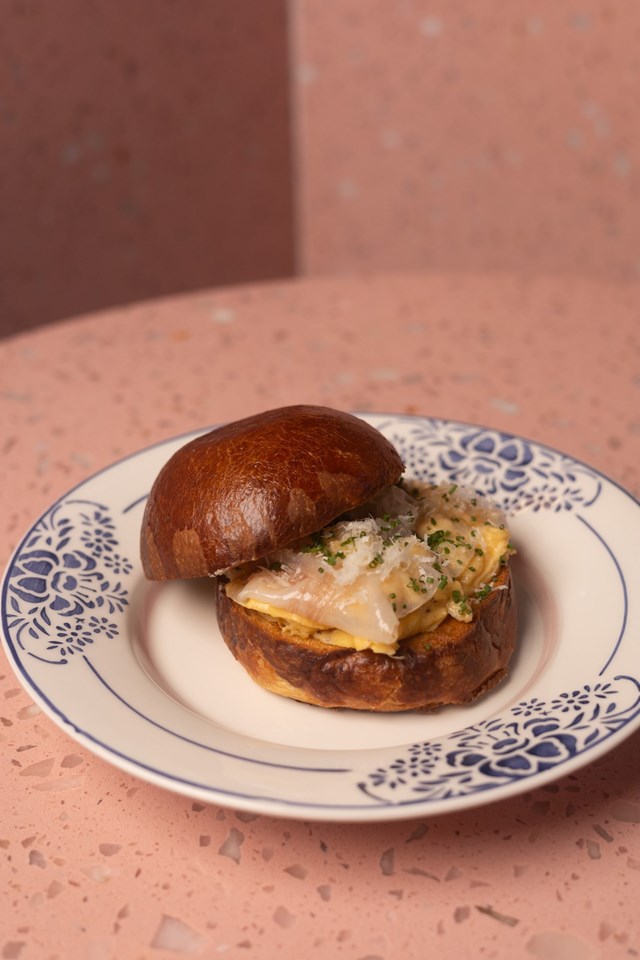 Brioche Bun de Ovo & Papada de Porco Preto