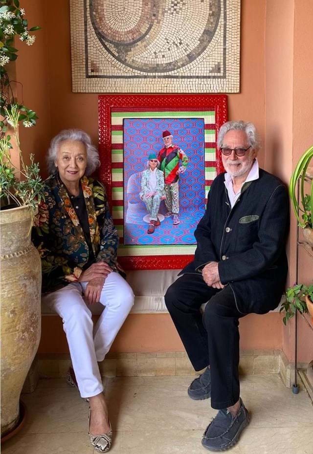 Ben Jakober e Yannick Vu, com o retrato de Hajjaj.