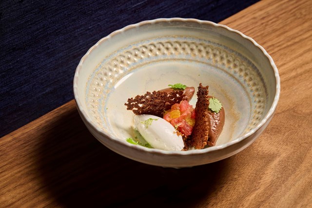 Namelaka de chocolate negro, creme de coco e lima kaffir com crumble de azeite, oito euros