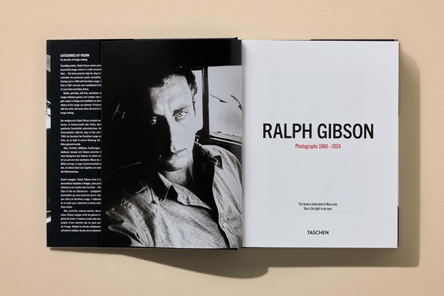 Um auto-retrato de Ralph Gibson nas páginas do livro