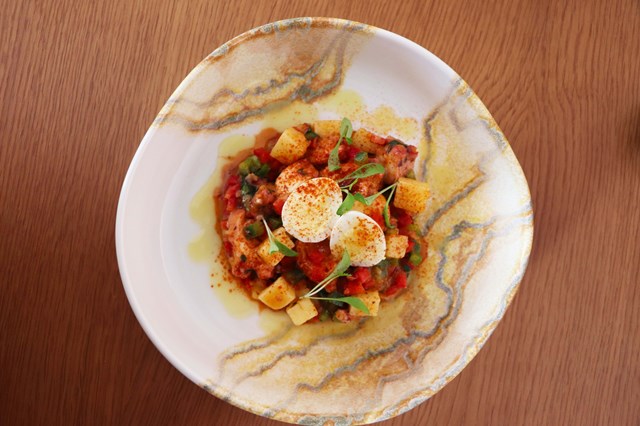 Prato de Salada de polvo com vinagrete, paprika fumada e ovo de cordoniz.
