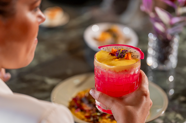 A dragon fruit caipirinha, com cachaça, sumo de lima, espuma de Licor Beirão e pitaya