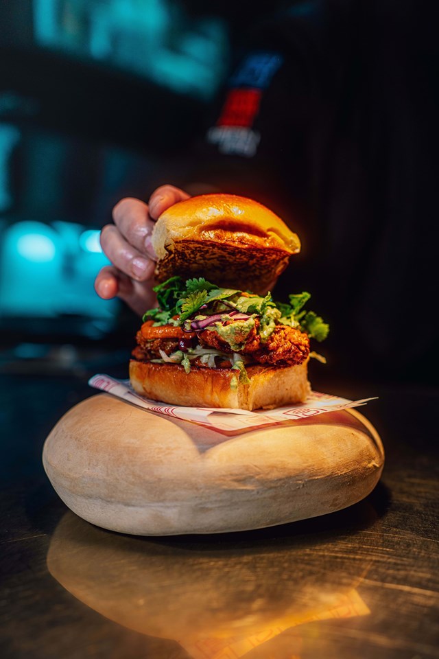 Hambúrguer smash pastrami (servido no pão brioche)