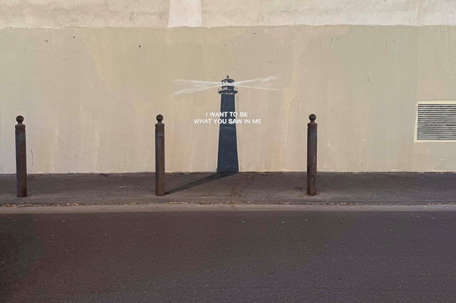 Visão panorâmica do mais recente mural de Banksy, em Marselha
