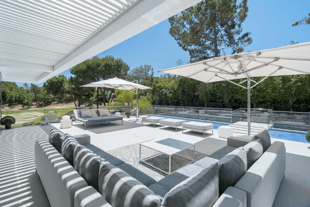 São vários os espaços de lazer, incluindo um espaço terraço, spa, sauna e sala de cinema