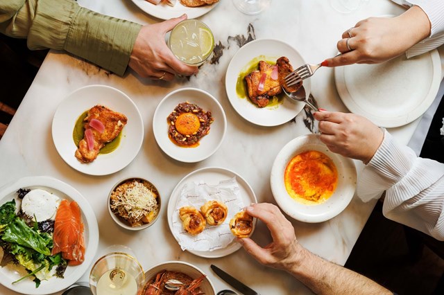 O brunch de domingo realiza-se das 11h às 16h (antes só pode ser pequeno-almoço e depois é lanche).