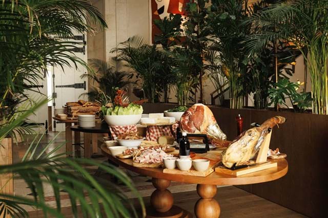 A mesa de charcutaria conta com uma boa seleção de carnes fumadas e enchidos, além de queijos fantásticos, locais e internacionais.