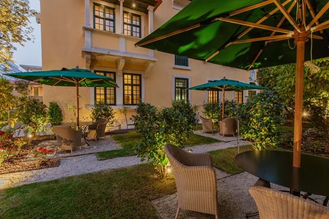 O jardim está repleto de plantas centenárias e fontes de água.