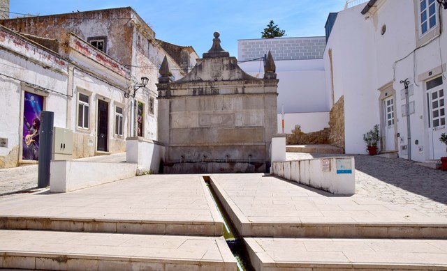Conhecida por nunca secar, esta nascente seria provavelmente a mesma que abastecia os Banhos Islâmicos do século XIII, localizados nas proximidades.
