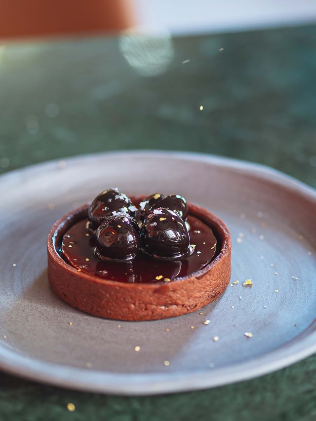 Tartelete de chocolate negro de São Tomé, com cereja e flocos de ouro 23k.