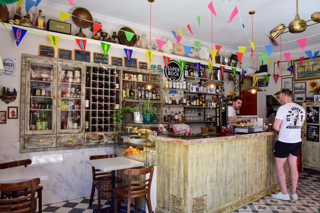 A taberna O Postigo também é ponto de paragem