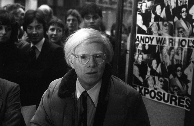 Andy Warhol em Londres para o lançamento do seu livro