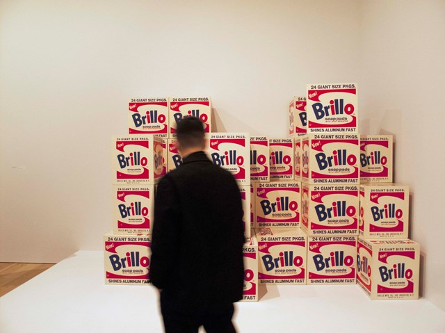 Escultura com caixas Brillo numa exposição em Nova Iorque, em 2018