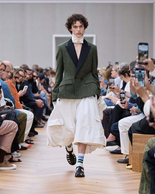 O primeiro look do desfile.