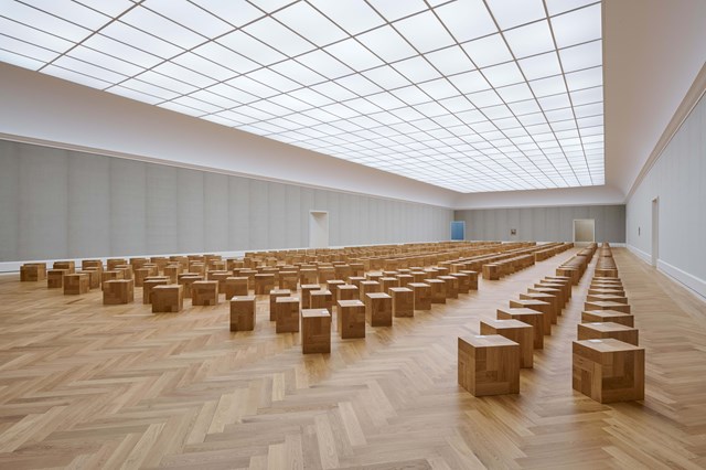 O desfile teve lugar no Hôtel National des Invalides, em Paris (CENOGRAFIA INTERIOR POR ADRIEN DIRAND).