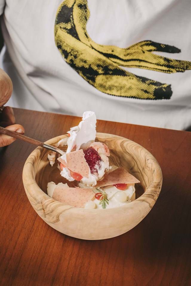 Pavlova de lichia e morango (€9).