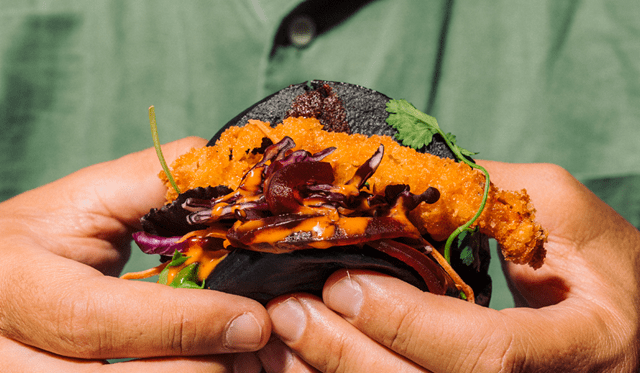 Bao de camarão crocante com maionese de sriracha