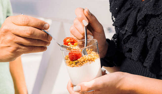 Mousse de caramelo salgado com crumble de pistácio.