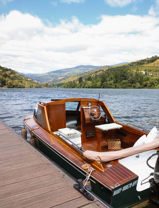 O hotel tem passeios de barco pelas águas do Douro.