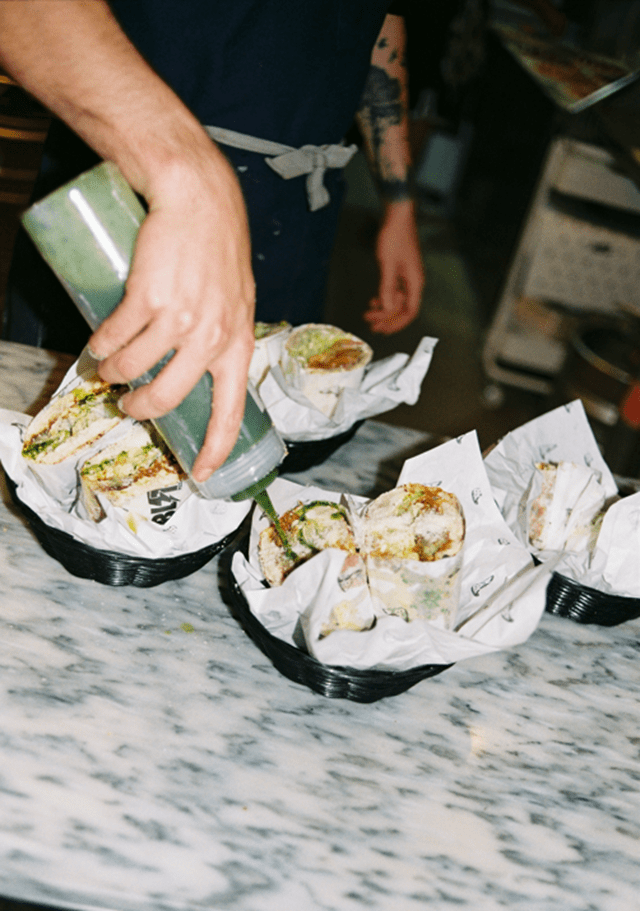 Há duas sanduíches no menu: almôndegas ou vegan