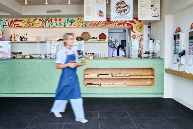 Interior da cafetaria saudável Jângal, em Cascais