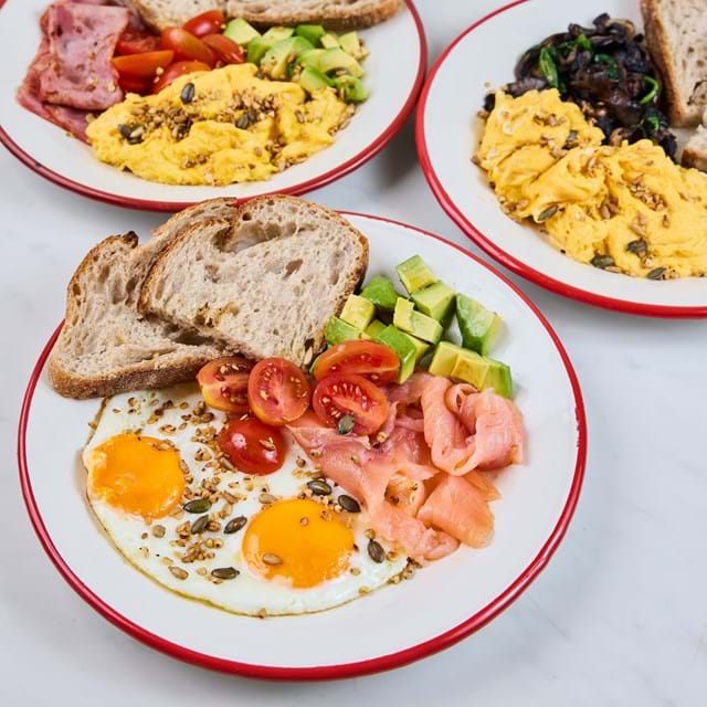 Ovos mexidos e estrelados com bacon, salmão fumado e espinafres e cogumelos, entre os €6,20 e os €7,50