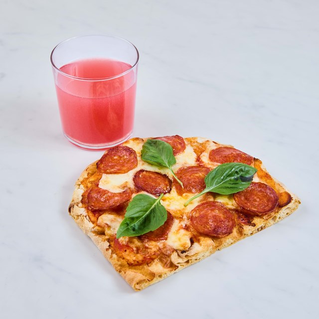 Menu de bebida fria com pinsa Pepperoni, €9,50
