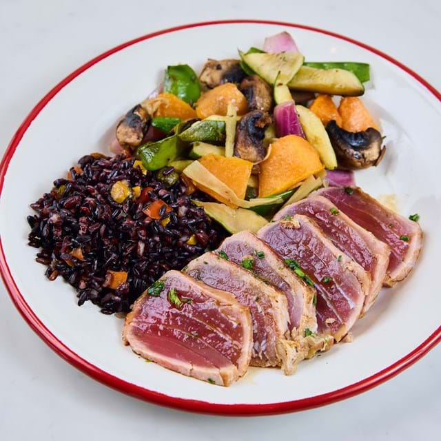 Tataki de atum com teriyaki e cebolinho, com acompanhamento de arroz negro e legumes grelhados, €10,50