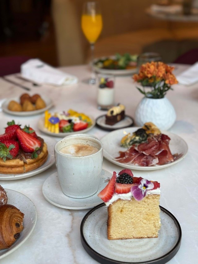 Além da tradicional oferta de pães e viennoiserie caseira — como os croissants e os pain au chocolat —, panquecas e compotas artesanais, o brunch, servido em formato buffet, fica completo com opções de pequeno-almoço, sugestões quentes e frias, saladas, kids corner, com mini hambúrgueres, mousse de chocolate e cupcakes, e estação doce, com pastel de nata, tartelete de frutos vermelhos, cheesecake, brownie de chocolate e fruta fresca.