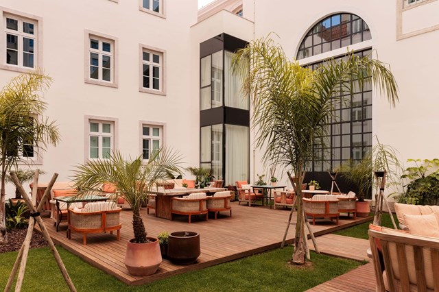 Este espaço pertence ao restaurante principal do hotel, que cativa qualquer cliente com a arquitetura gótica da antiga igreja do convento, que remonta ao século XVII.
