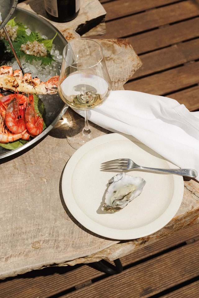 O marisco é presença obrigatória neste menu desenhado para o verão. Ostras locais, misto de mariscos e tártaros com percebes, lagostim ou camarão são algumas das opções.