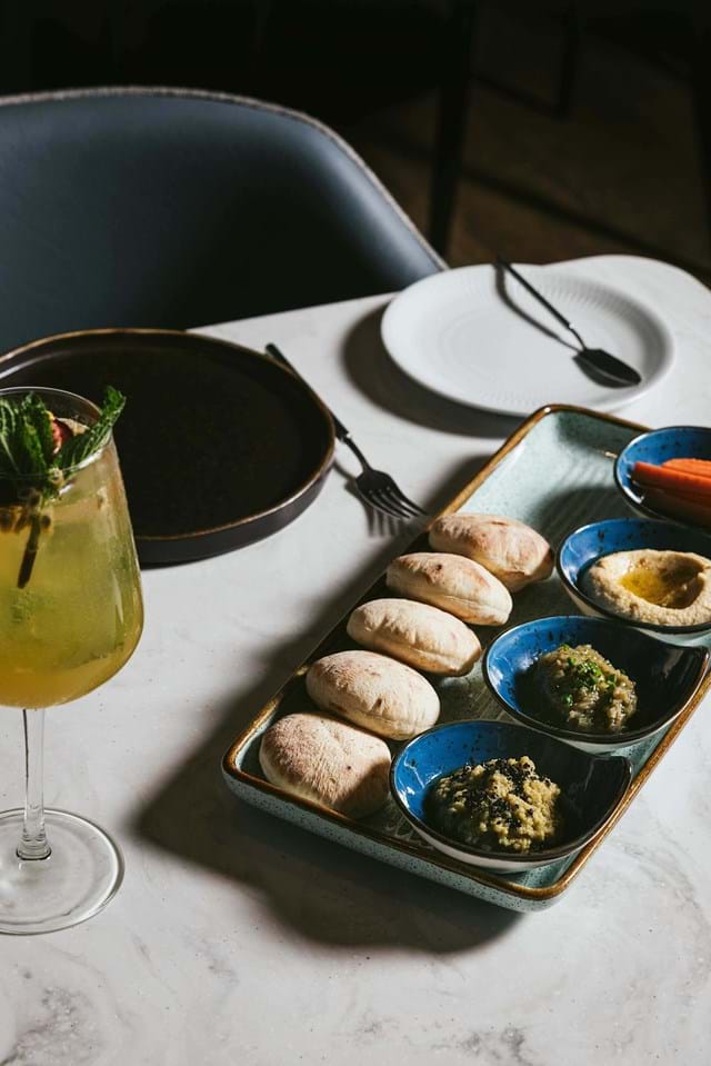 Com fortes influências da culinária do mundo, o Terrace realiza a fusão ideal da riqueza gastronómica mediterrânica com a abundante oferta saborosa da cozinha oriental, que, juntas, resultam em propostas requintadas.