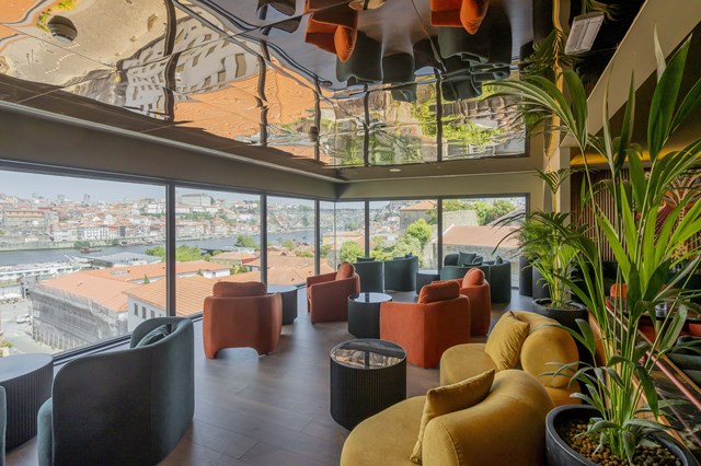 Com uma vista privilegiada sobre a Ponte Luís I, que une as margens de Vila Nova de Gaia ao Porto, o Cusco Bar encontra-se no recente espaço de restauração, no piso superior do Hilton Porto Gaia