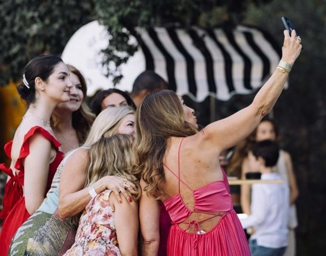 Quanto ao dress code os requisitos são simples. Summer Chic, em tonalidades claras, tecidos leves, indumentária descontraída, sem meter de parte a elegância. O objetivo é trazer um pouco dos Hamptons ao tesouro alentejano