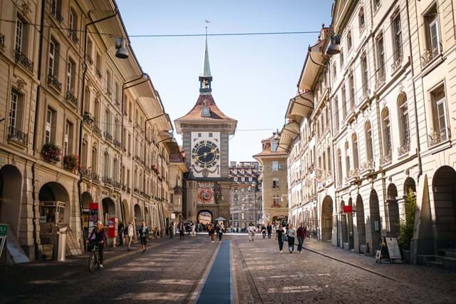 Entre as arcadas da Kramgasse, destaca-se a Zytglogge, a torre do relógio que há séculos marca o tempo de Berna
