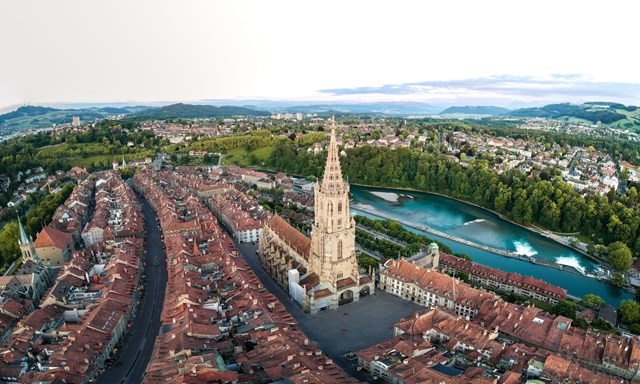 A imponente Berner Münster, a catedral gótica cuja torre, com 100 metros de altura, oferece a melhor vista da cidade, para quem se atreve a subir os mais de 300 degraus