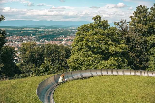 O parque Gurten Kulm oferece trilhos pedonais por entre prados floridos, miradouros de 360 graus sobre os Alpes e Berna, zonas de descanso e áreas para crianças