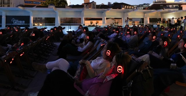 Os fãs de cinema poderão usufruir destas projeções sob a vista fascinante da cidade, no conforto das espreguiçadeiras e com os headphones colocados