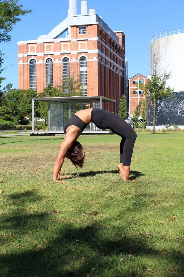 Sessão de yoga ao ar livre no MAAT Garden