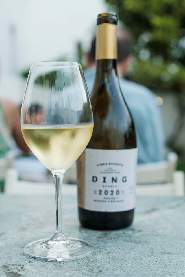 Os pequenos delírios de frescura e acidez harmonizam com um Ding Alvarinho 2020, um vinho branco que não encontraremos facilmente noutro lugar