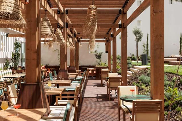 Albergados pelo calor e no conforto da esplanada espaçosa, também é possível degustar pizzas, pastas e proteínas grelhadas, todos pratos com cunho da cozinha mediterrânica que caracteriza este restaurante
