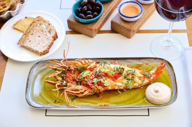 Camarão tigre com molho de yuzu e trufa