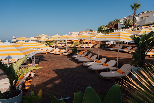 O sun club da Veuve Clicquot está aberto a locais e visitantes